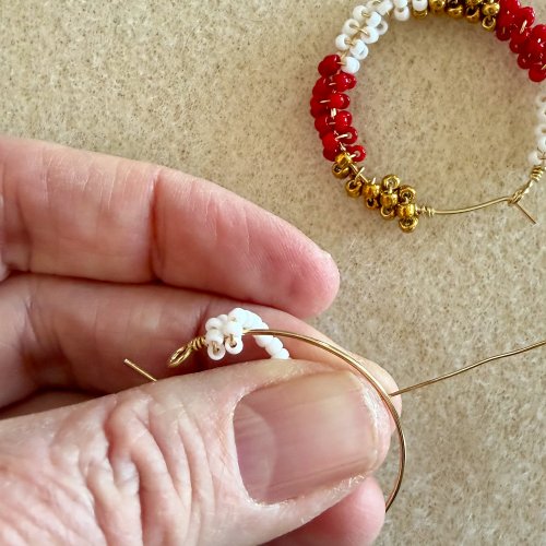 Margot Potter's Wrap It Up Earrings - , Contemporary Wire Jewelry, Wire Wrapping, Wrapping, Wire Wrapping Jewelry, Beads, Wrap the beaded wire